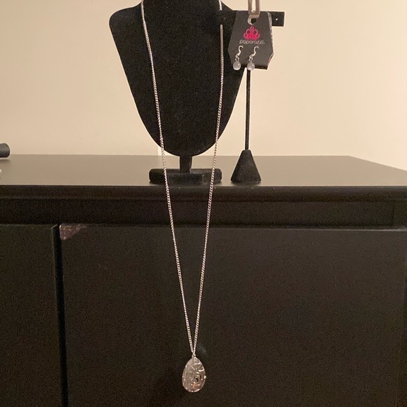 Paparazzi Silver Necklace With Oval Pendant